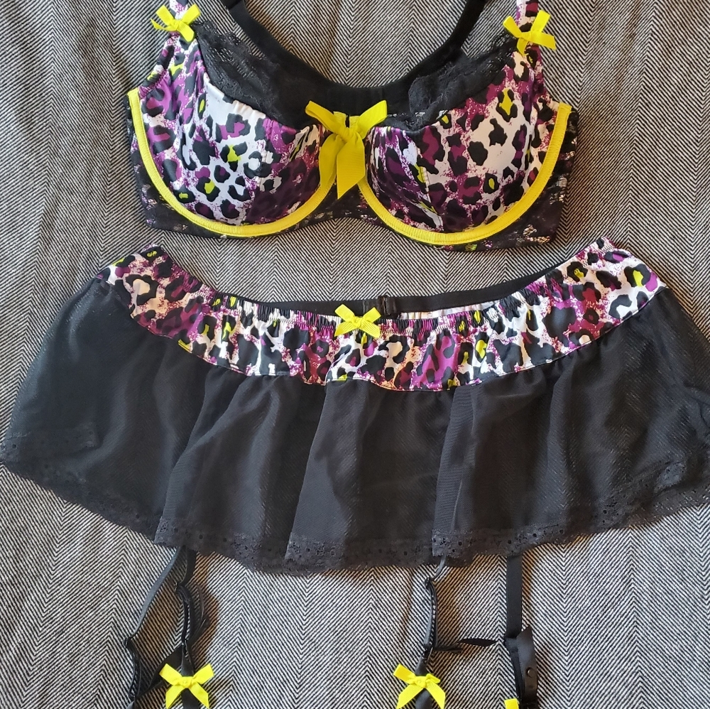 Cacique 42DDD Purple White & Yellow Bra Garter Set